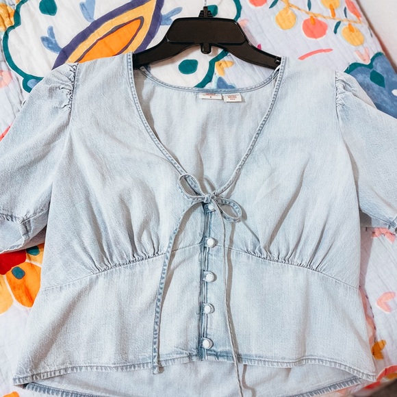 Levi’s Denim Blouse - Picture 2 of 4